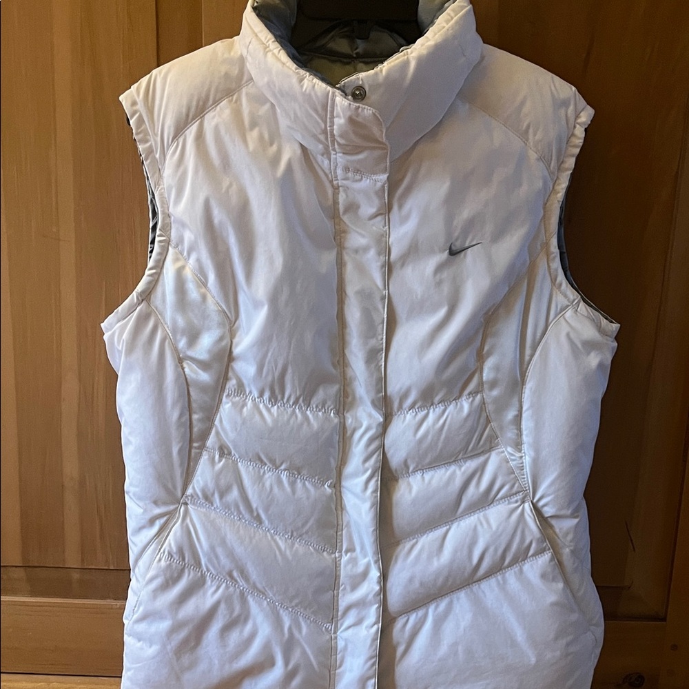 Nike L Women's White/Silver Reversible Quilted Vest - like new!